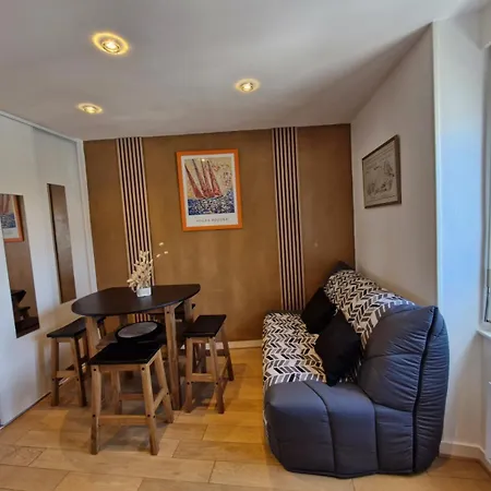 Apartment A 200 M De La